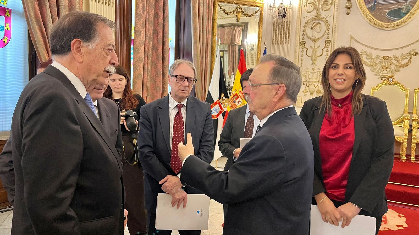 El presidente Vivas departe con algunos de los participantes en el acto