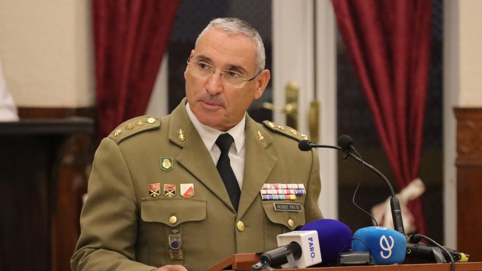 El nuevo Delegado de Defensa de Ceuta, Francisco de Asís Vázquez, ofrece un discurso durante su toma de posesión