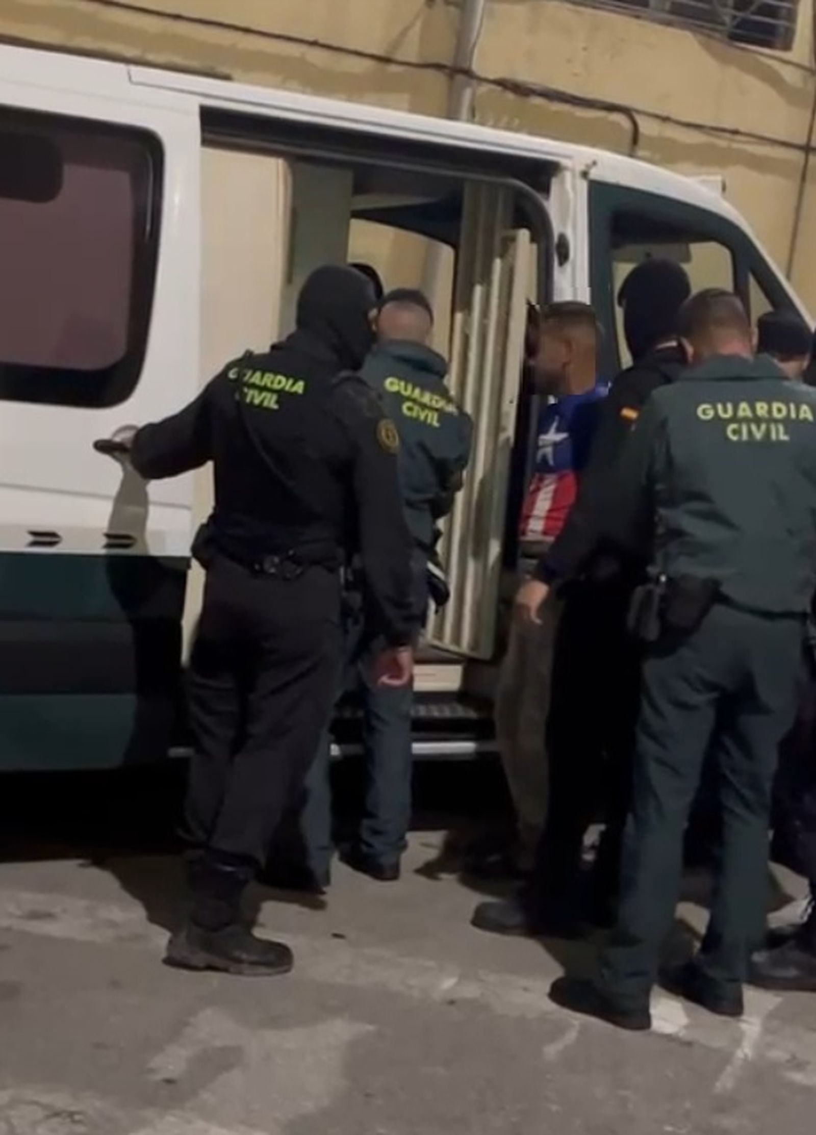 La Guardia Civil actua contra una ONG que repartía espray pimienta a los inmigrantes