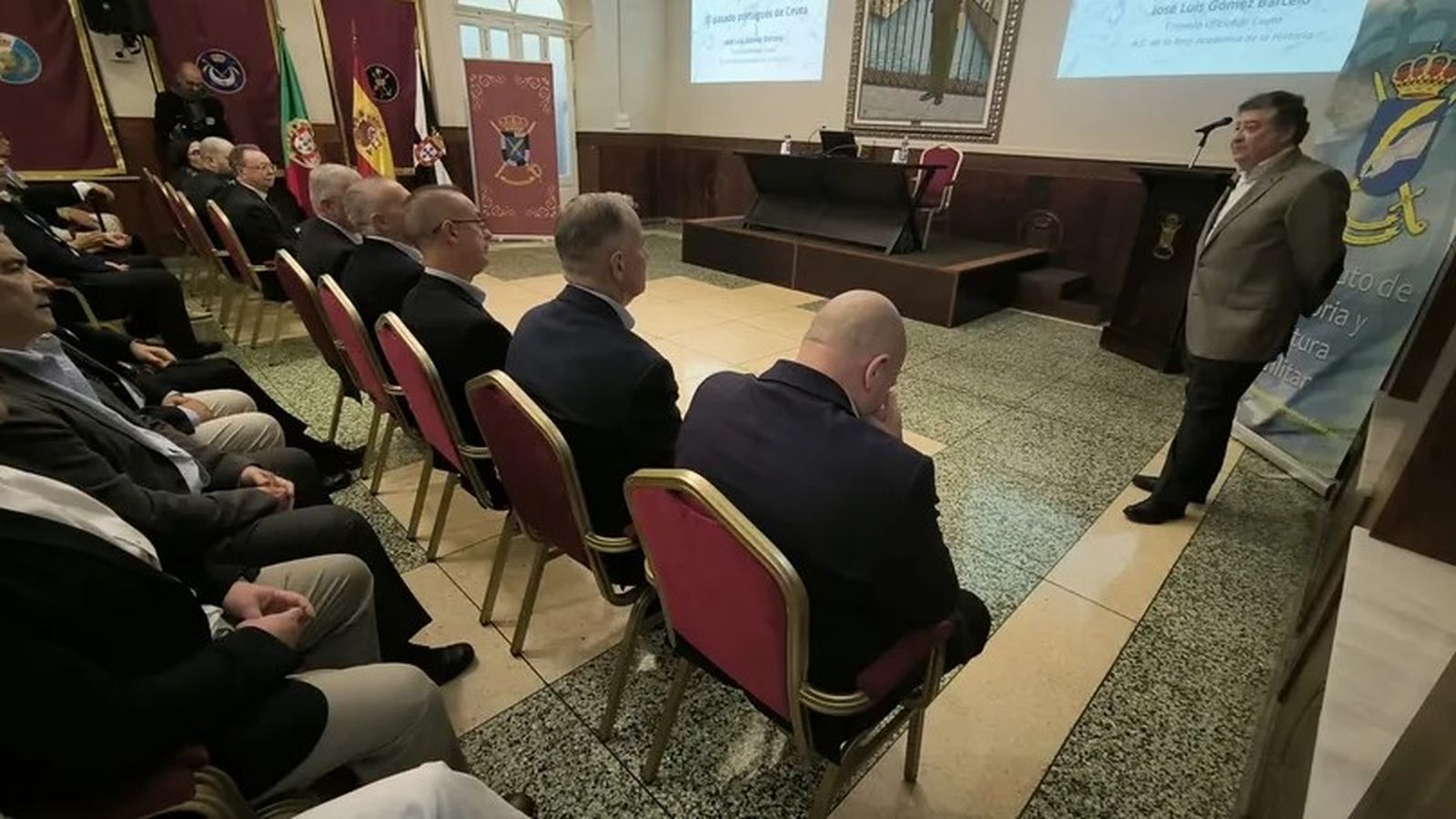 José Luís Gómez Barceló dando la conferencia de “El pasado portugués de Ceuta”.