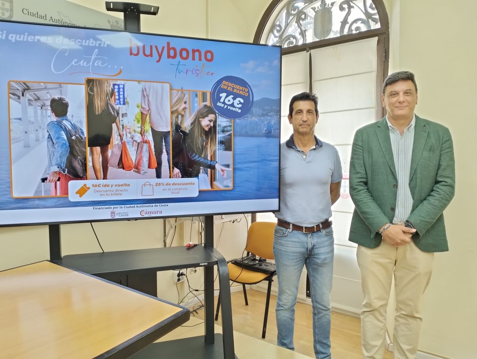 Juan Antonio Hidalgo (izqda.) y Joaquín Mollinedo posan antes del inicio de la rueda de prensa
