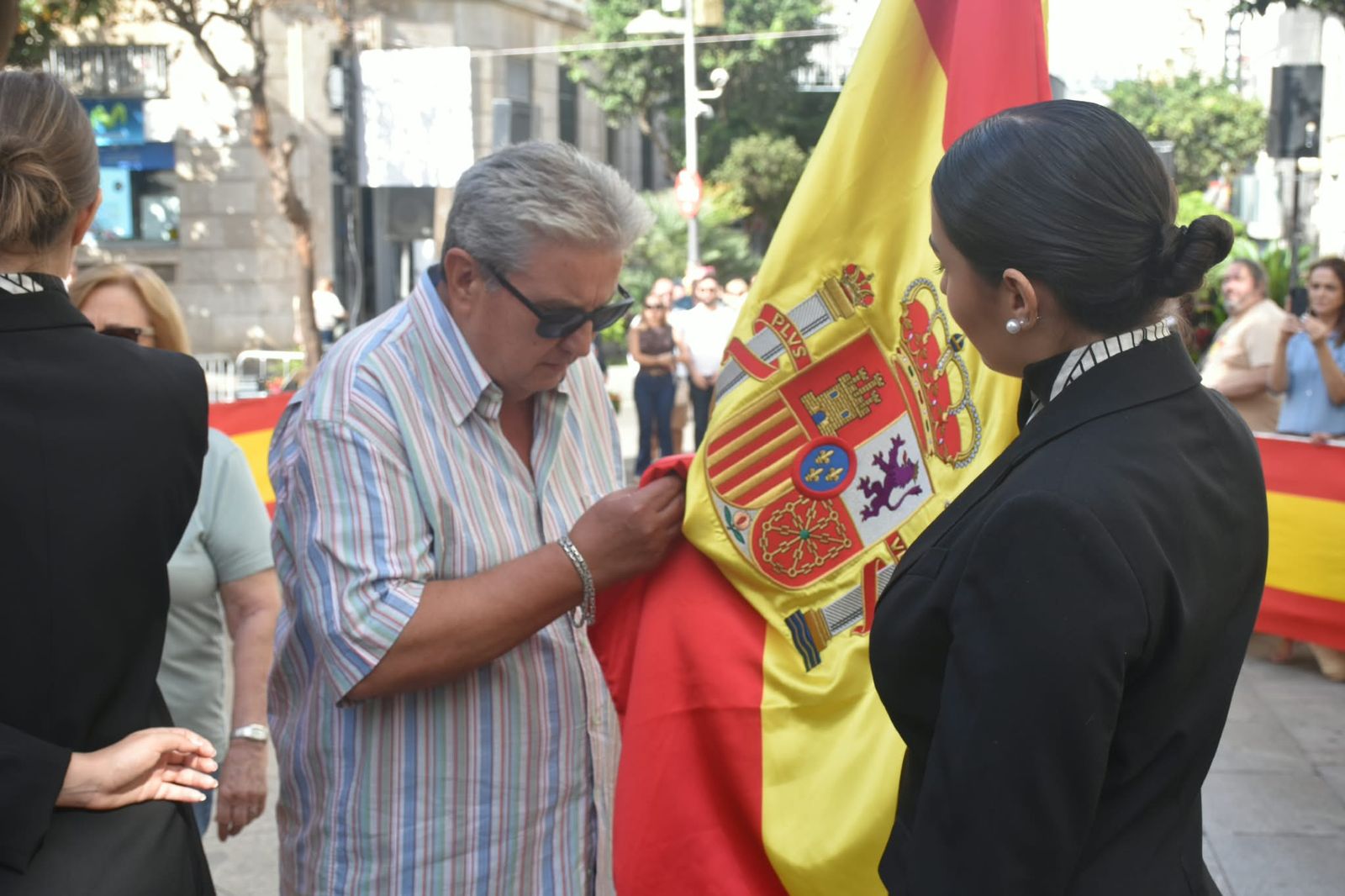 Multitud de ceutíes juran bandera de manera simbólica para mostrar su pertenencia a España