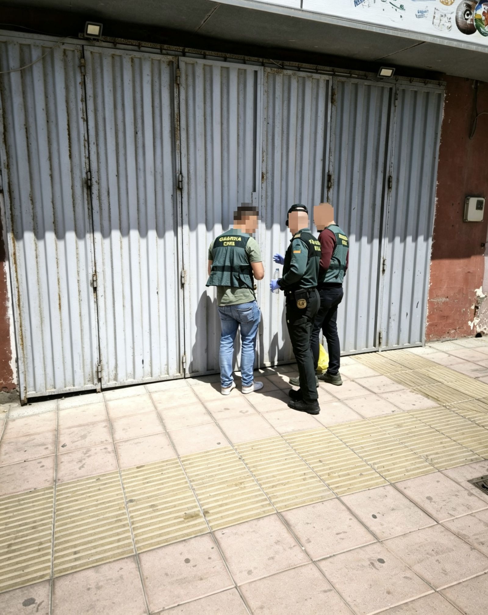La Guardia Civil halla una pistola y medio kilo de hachís en una operación contra las falsificaciones