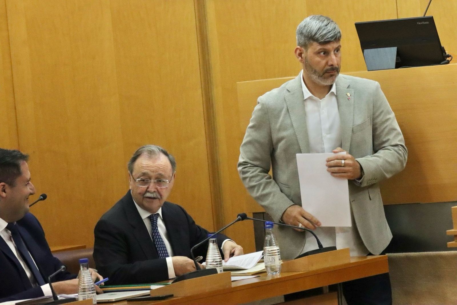 Mohamed Mustafa junto a Vivas en el Debate del Estado de la Ciudad