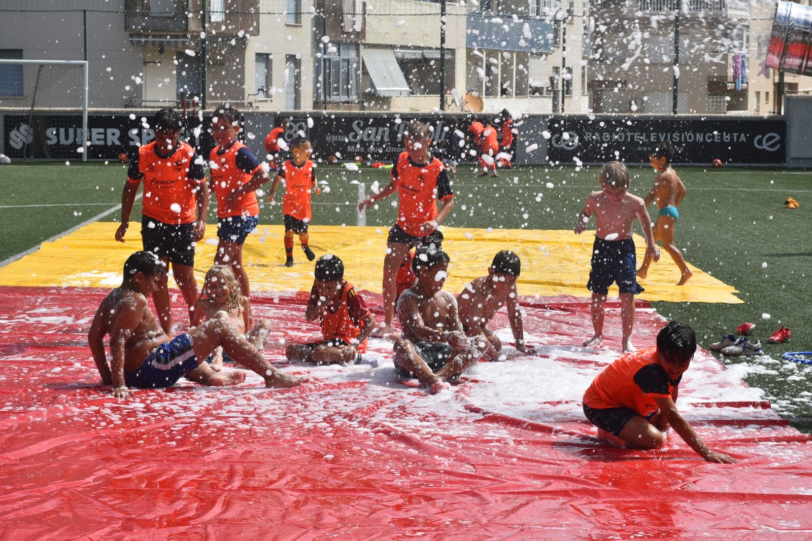 Fiesta de deporte, espuma y convivencia en el Campus de Verano ‘Emilio Cózar’