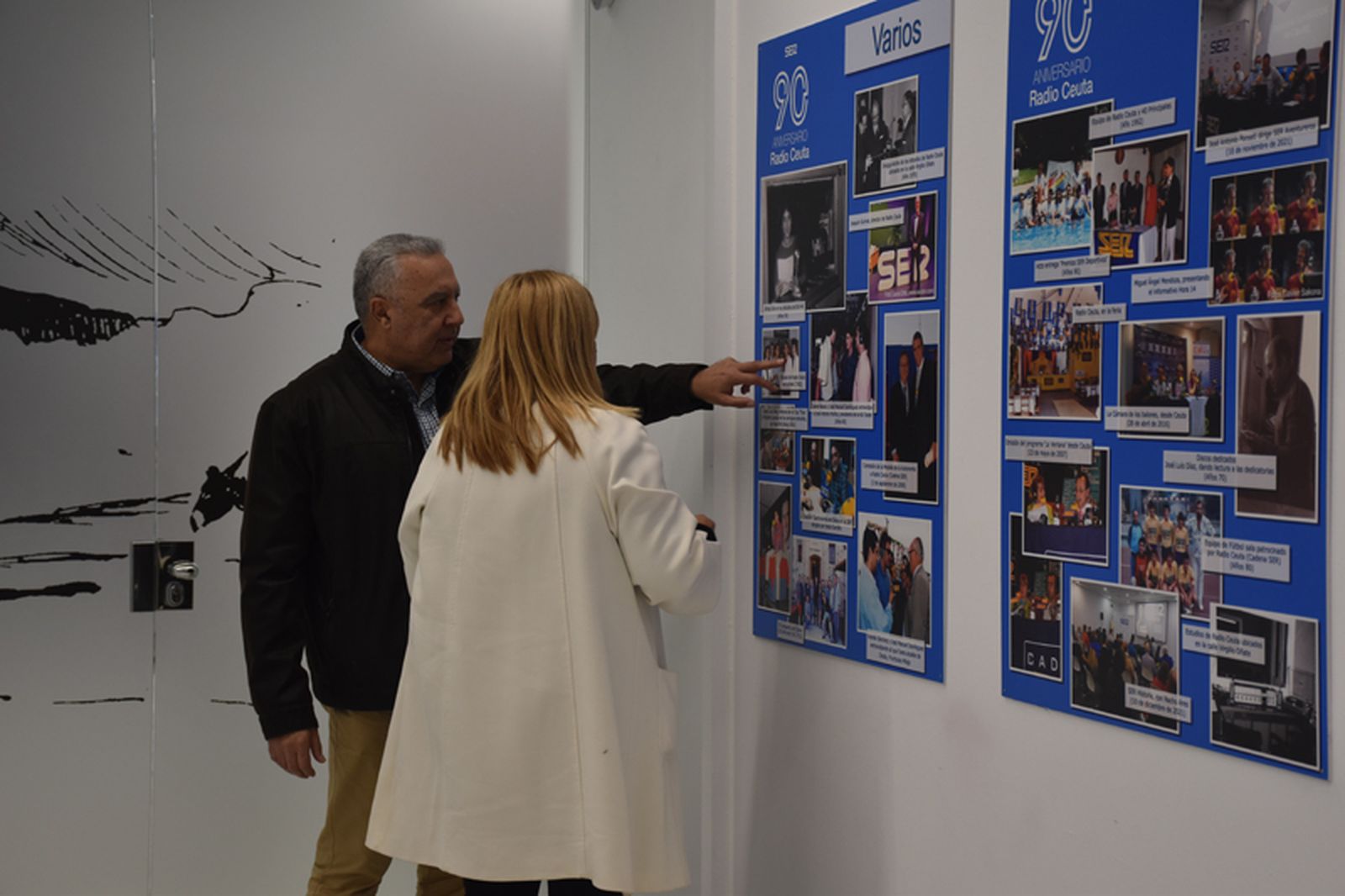 Los antiguos locutores de Los 40 Principales, Jesús Ferreiro y Mari Carmen Mazo, observan los paneles de la exposición. / FOTO G.S.