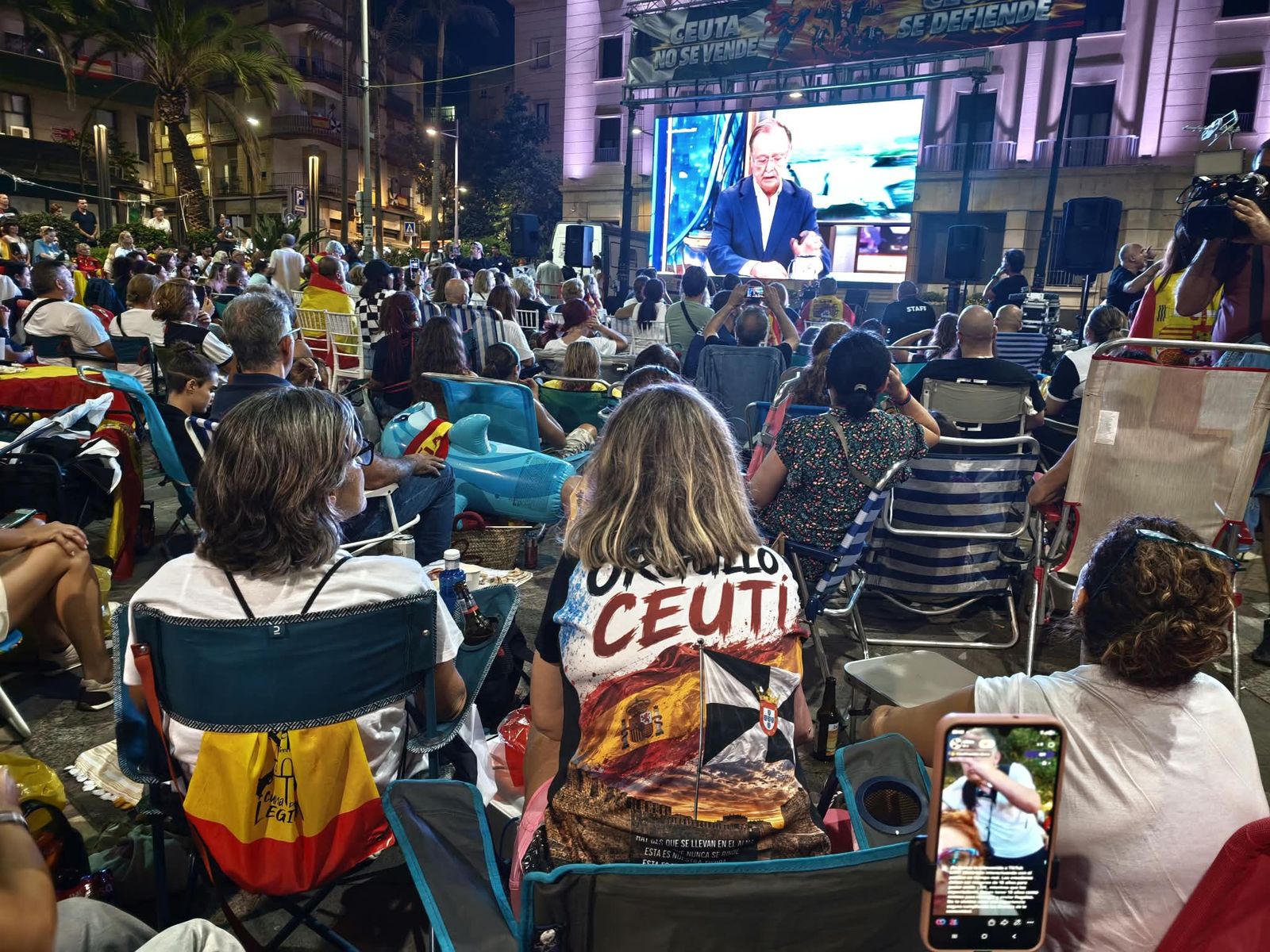 La Plaza de los Reyes se convierte en un gran salón para arropar a Vivas