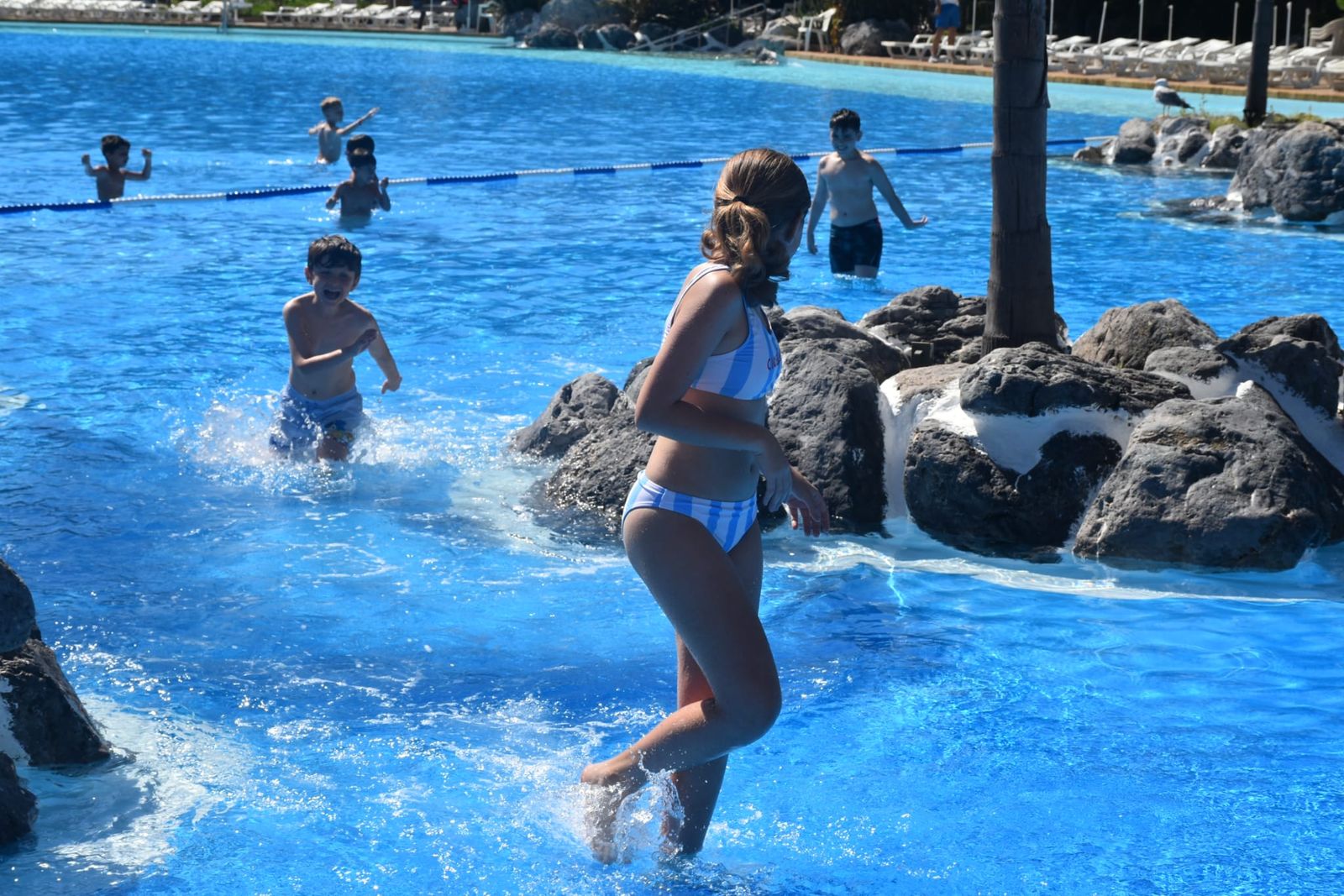 El Campus de Verano Emilio Cózar disfruta de una refrescante jornada en el Parque Marítimo
