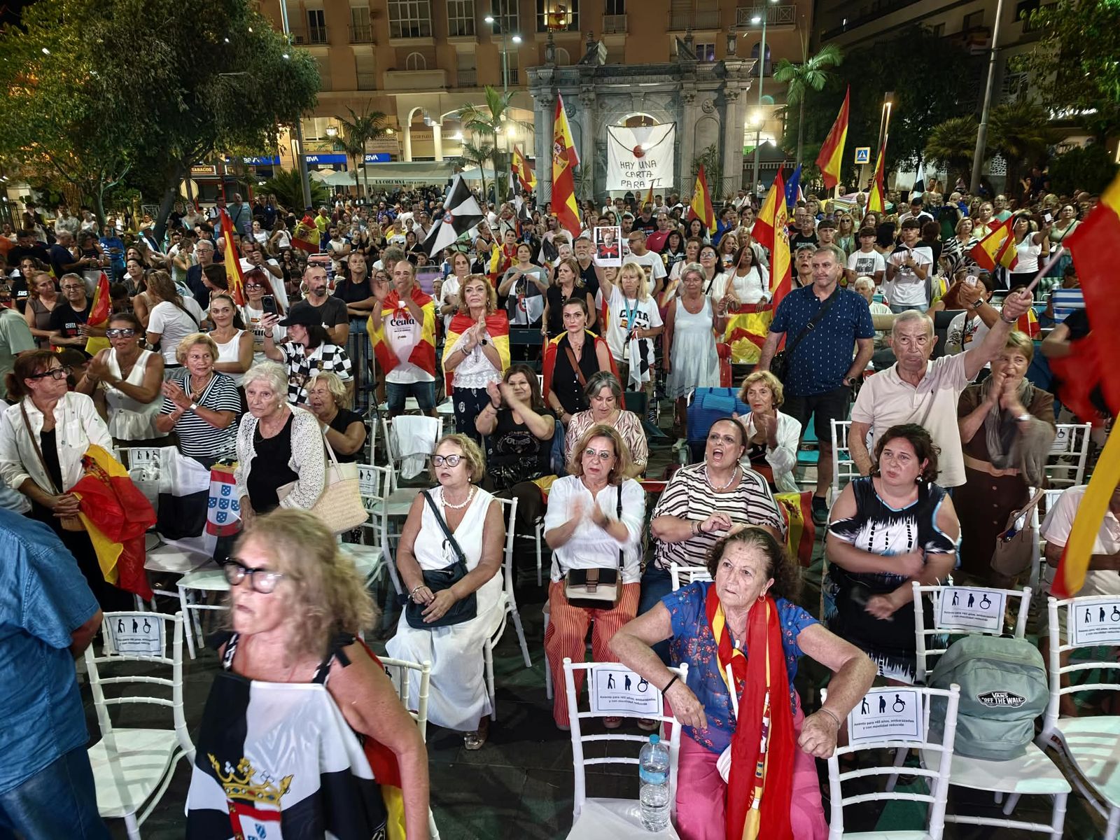 La Plaza de los Reyes se convierte en un gran salón para arropar a Vivas