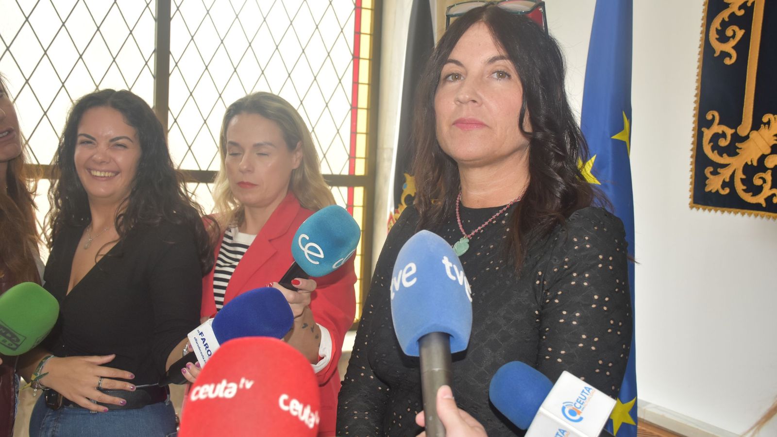 Livia Rosales atendiendo a los medios este martes