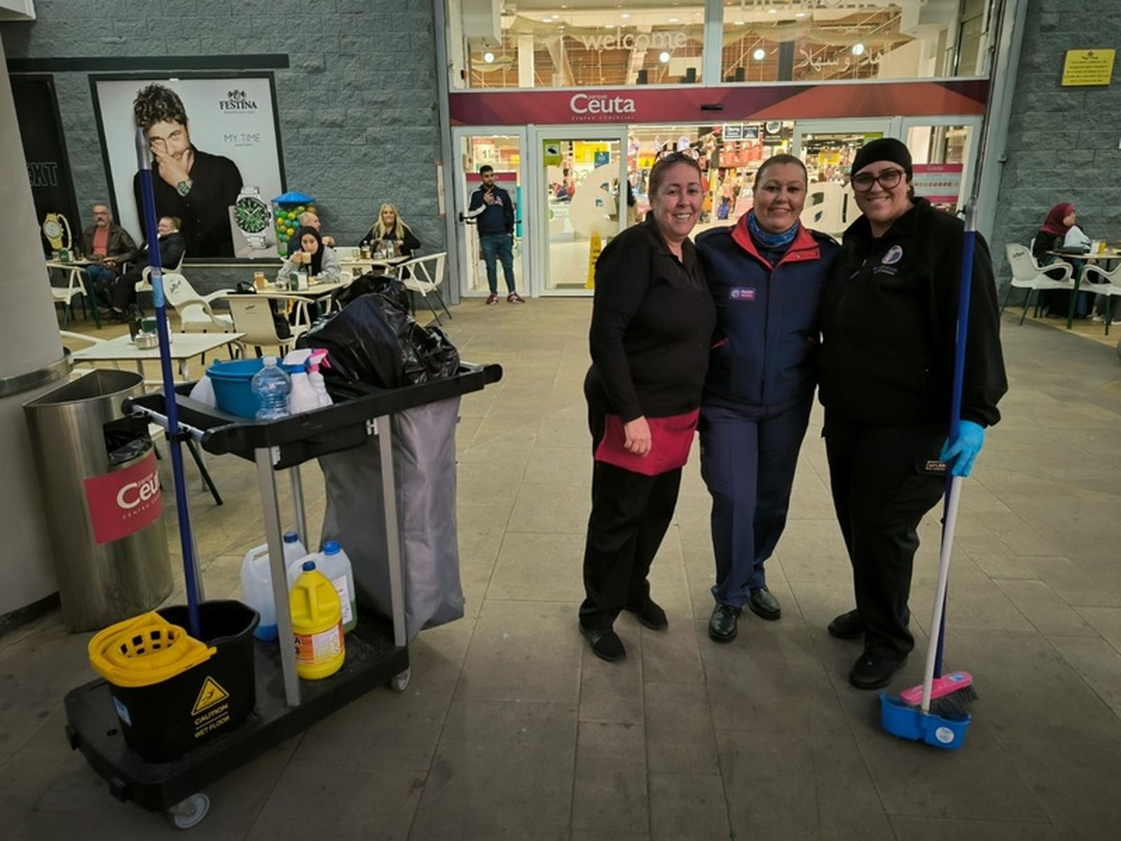 Trabajadoras del centro comercial.- Uría y Hanan se encargan del servicio de limpieza del Centro Comercial Parque Ceuta. Junto a ellas vemos a Turía, que es la encargada de la cafetería. Las tres saldan a todos los clientes de Carrefo
