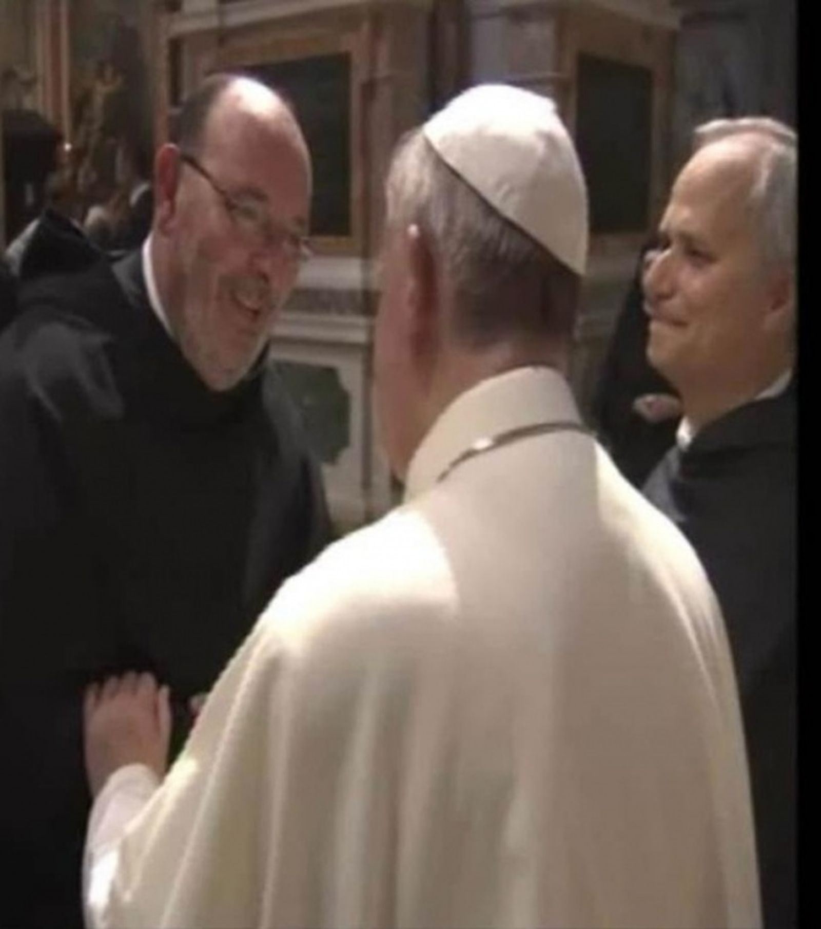 En esta imagen se puede observar al padre Emilio, conversando con el Papa Francisco, y a su lderecha, el entonces cardenal Robert Francis Prevost Martínez, ahora Papa León XIV. / FOTO CEDIDA