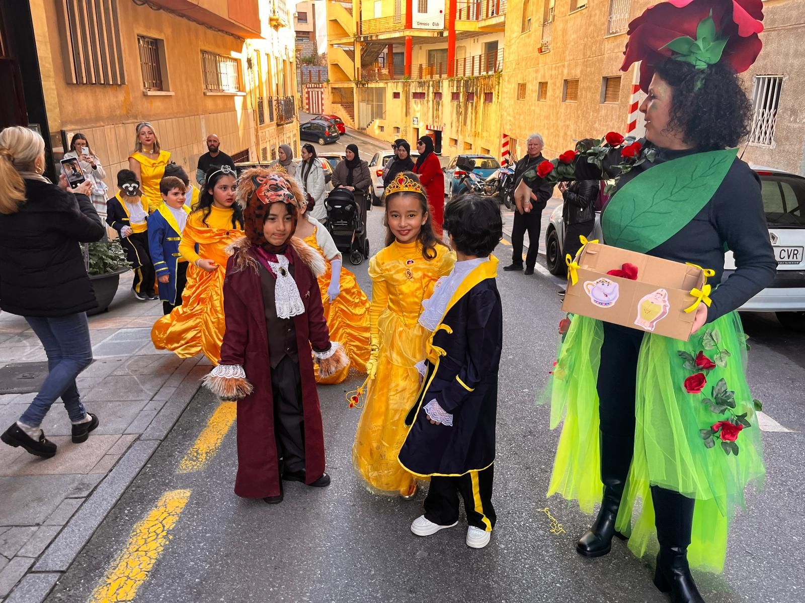 El 'Beatriz de Silva' protagoniza un pasacalles de cuento