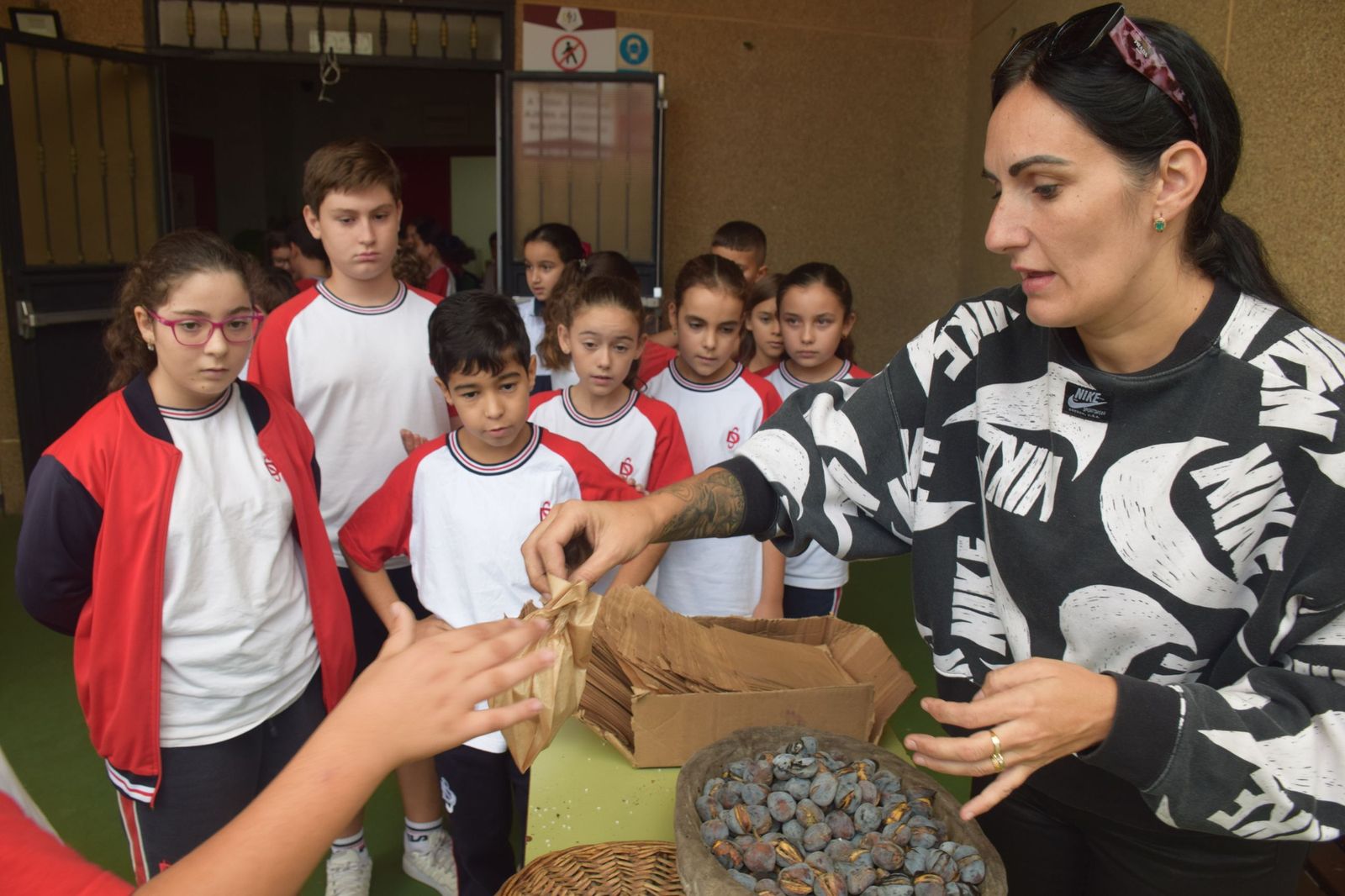 FOTOGALERÍA | El Castañero visita el Colegio San Daniel para 'encender' la tradición de La Mochila