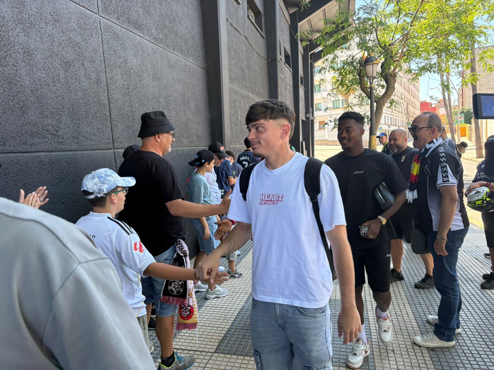 Aficionados ceutíes recibiendo a la AD Ceuta