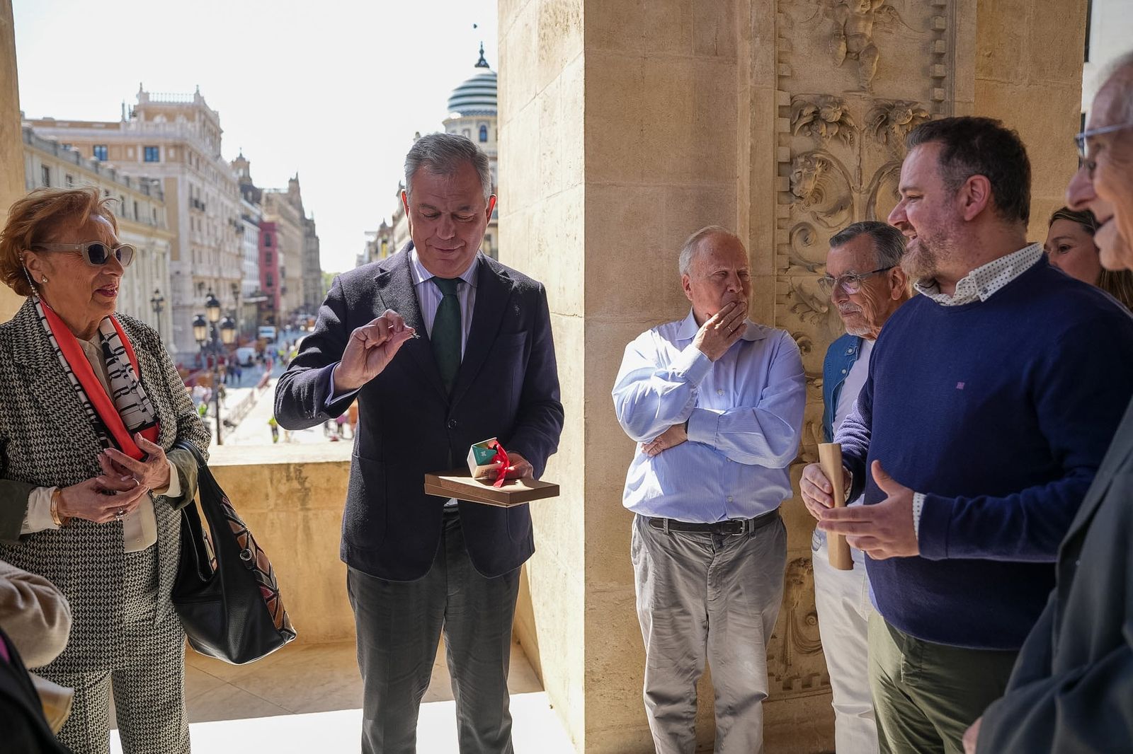 Los estudiantes del Aula Permanente de Mayores de Ceuta junto al alcalde de Sevilla, José Luis Sanz, en la Casa Consistorial