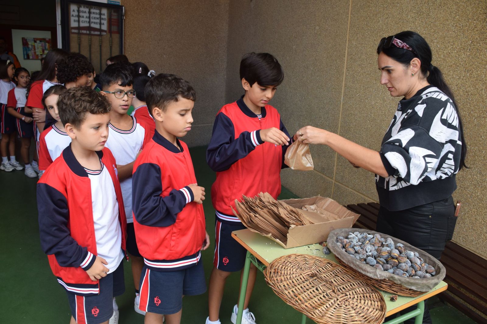FOTOGALERÍA | El Castañero visita el Colegio San Daniel para 'encender' la tradición de La Mochila
