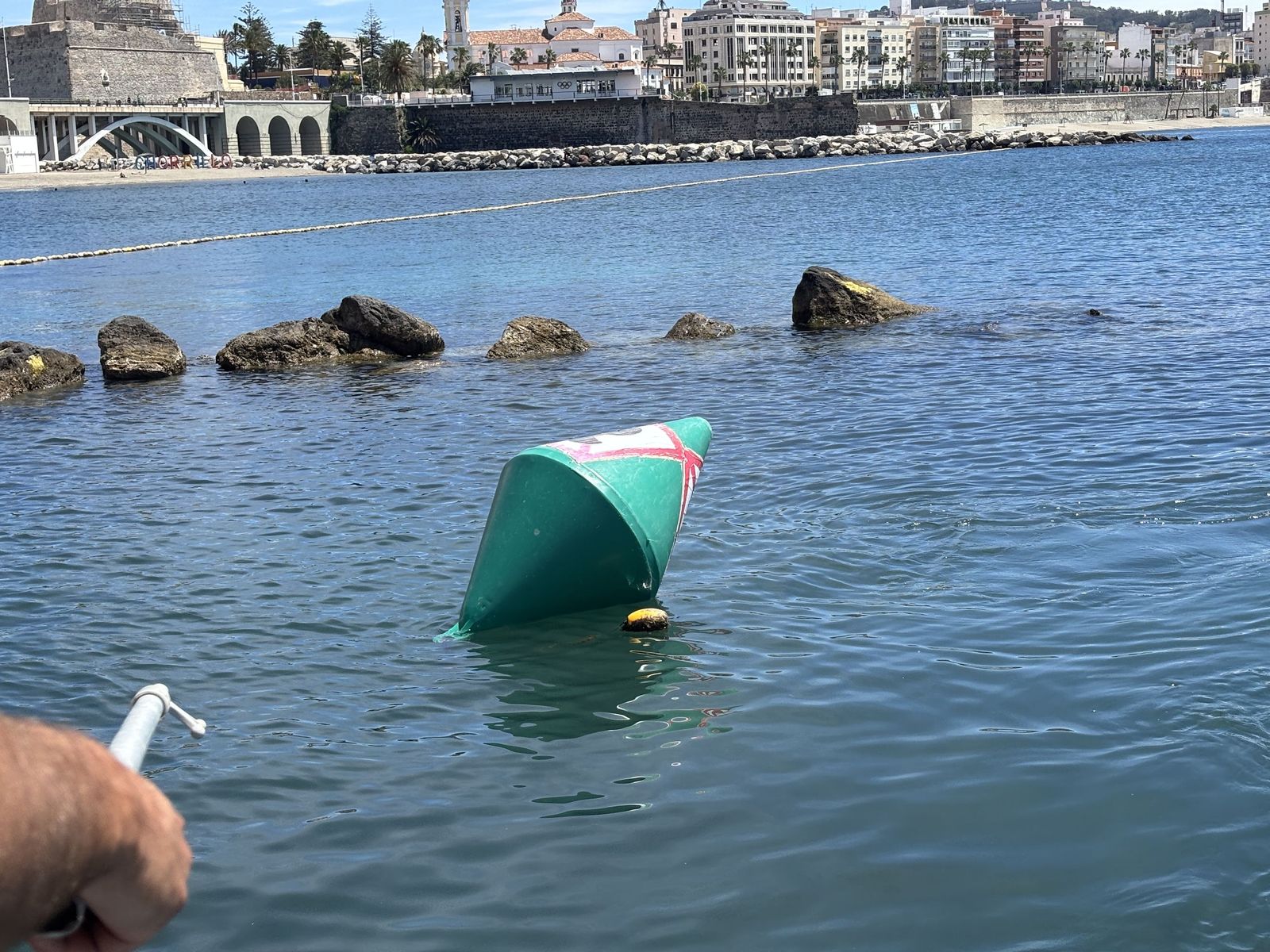 Ceuta blinda sus playas contra las medusas: el trabajo invisible que garantiza un verano seguro en el mar