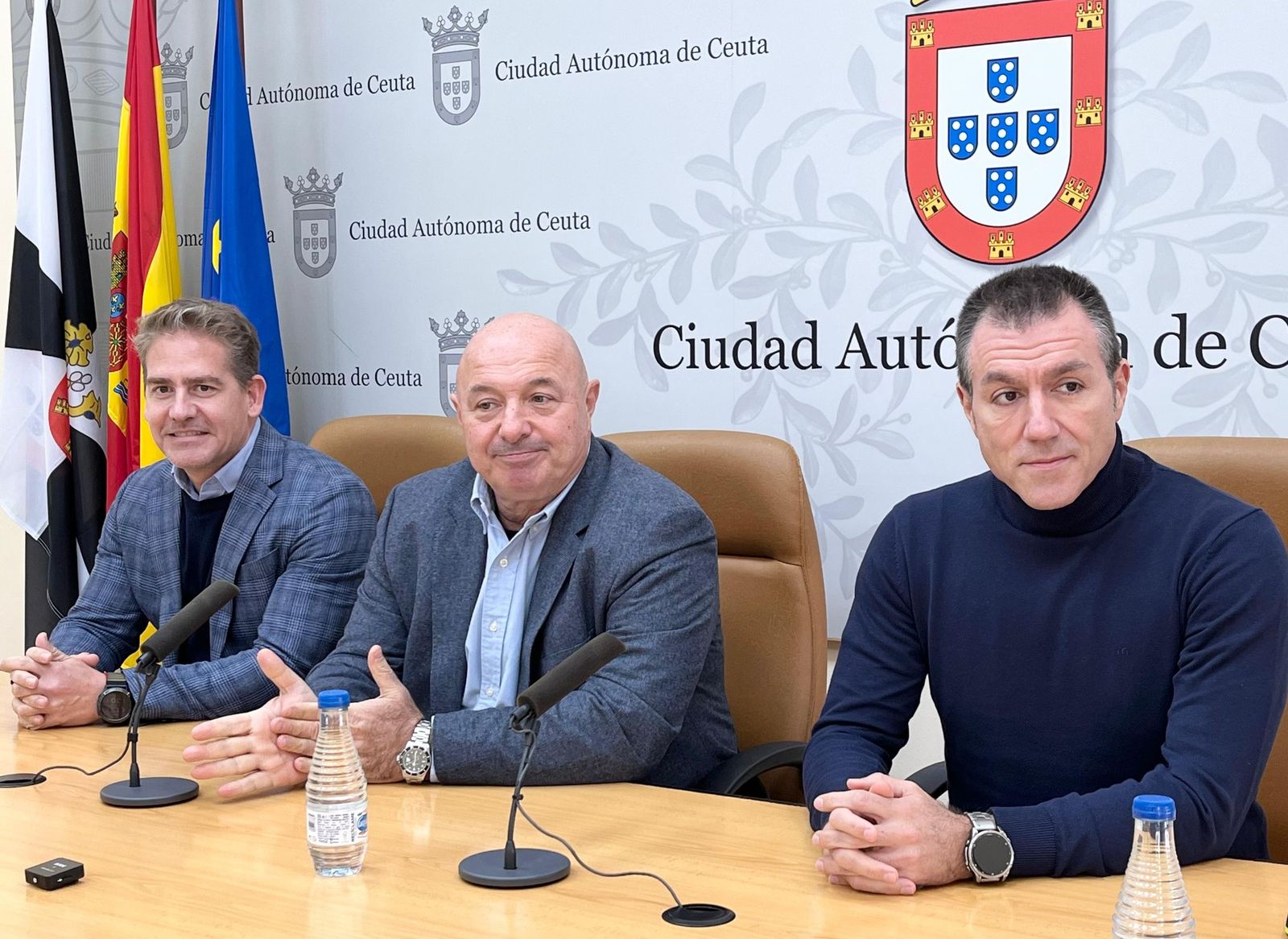 Karim Bulaix, Nicola Cecchi y Diego Martínez, durante la presentación de la nueva campaña de Buybonos en la sala de prensa del Palacio Autonómico.