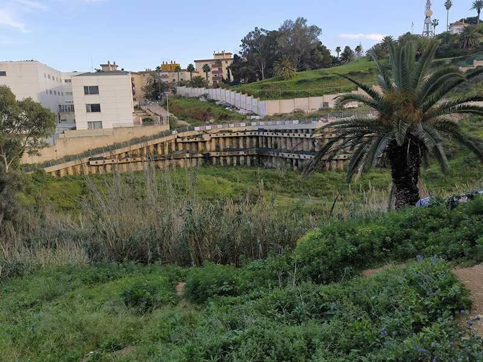 El puente que nunca se hizo y que iba a conectar barriadas. / FOTO NICOL'S