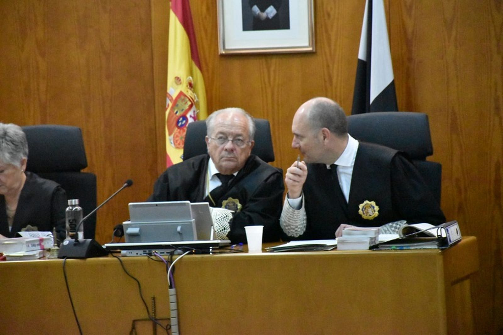 Los magistrados Fernando Tesón y Emilio Martín debatiendo este miércoles durante el juicio. / FOTO NICOL’S
