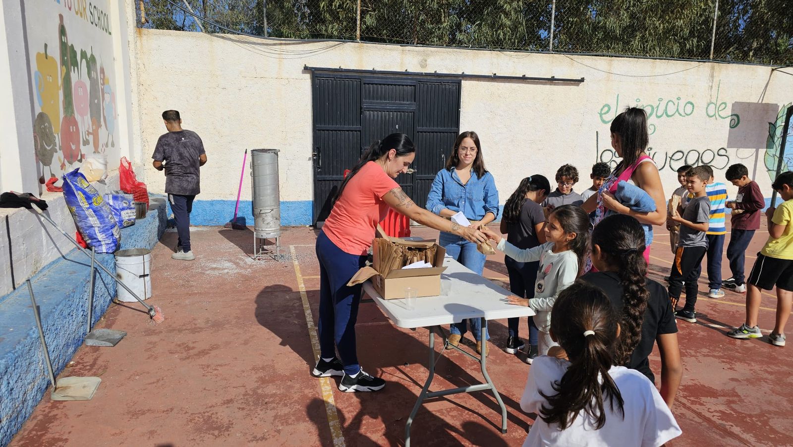 FOTOGALERÍA | El Castañero visita el CEIP Reina Sofía para mantener la tradición en vísperas de La Mochila FOTOGALERÍA | El Castañero visita el CEIP Reina Sofía para mantener la tradición en vísperas de La Mochila