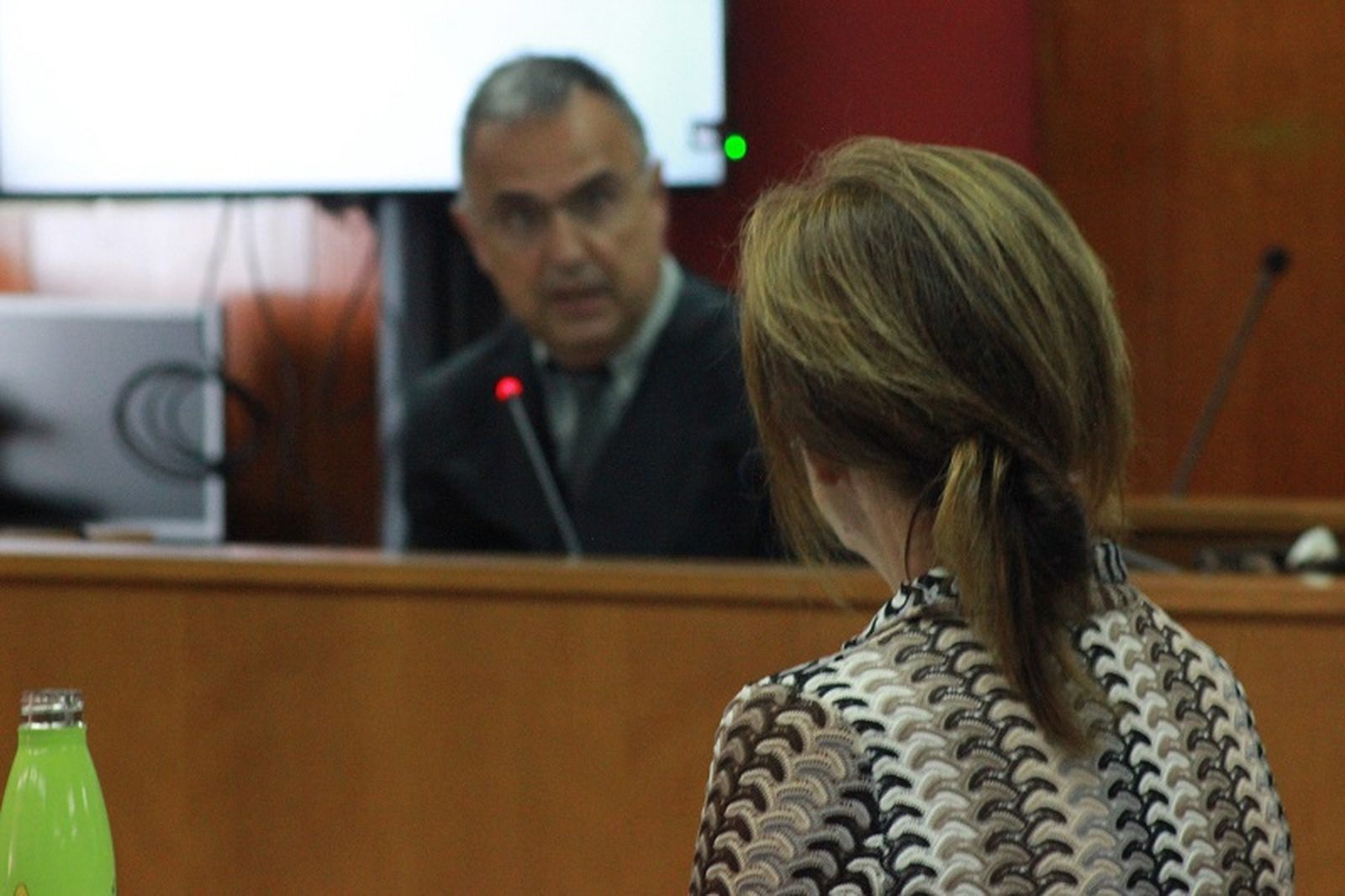 Mabel Deu respondiendo al abogado de la Ciudad. / FOTO S.C.