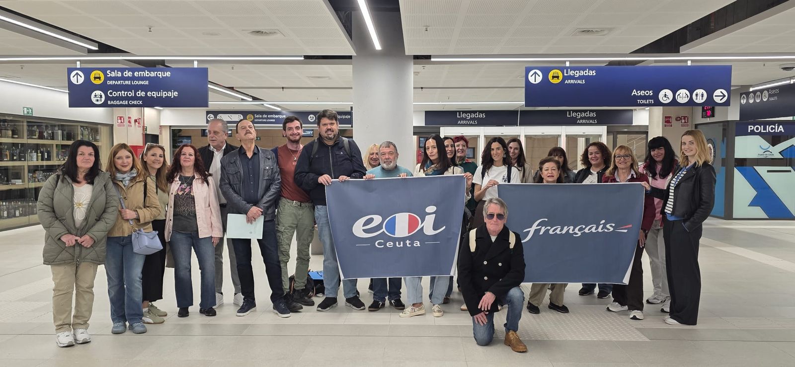 Alumnado de francés de la Escuela Oficial de Idiomas en la estación marítima antes de su viaje a Cádiz