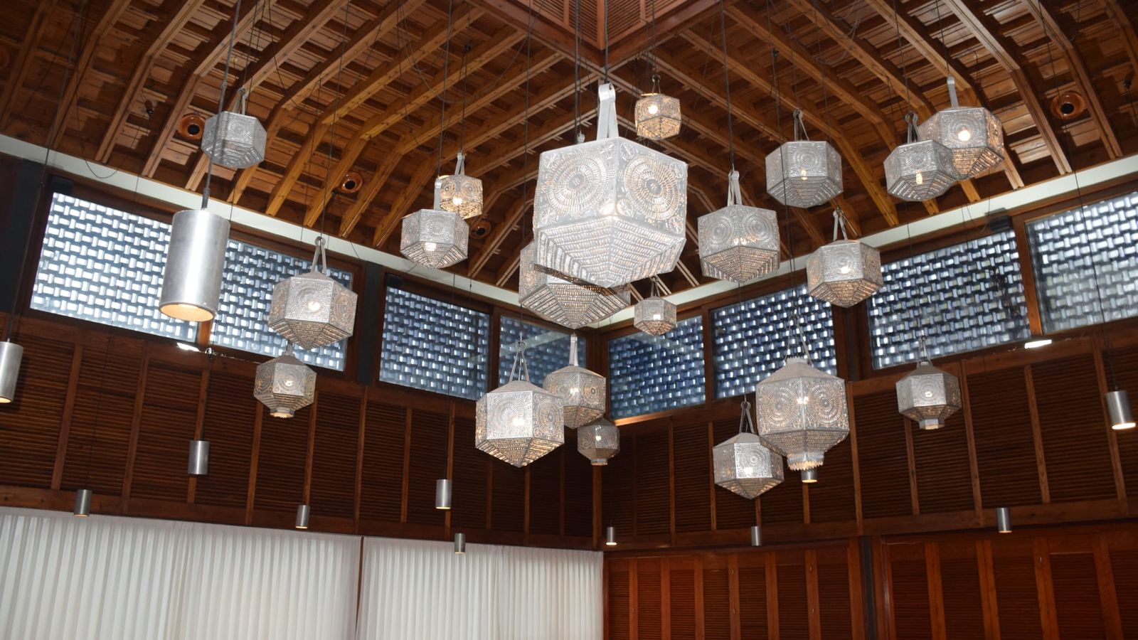 Salón interior del restaurante del Parador La Muralla