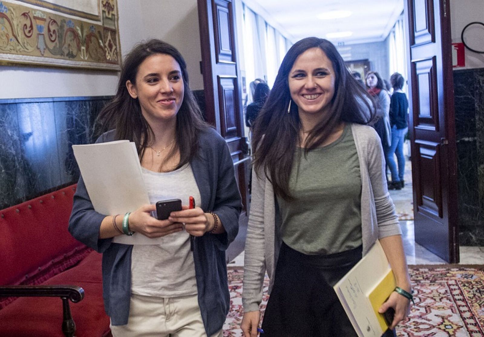 Irene Montero e Ione Belarra por los pasillos del Congreso de los Diputados en una imagen de archivo. / FOTO EL PUEBLO