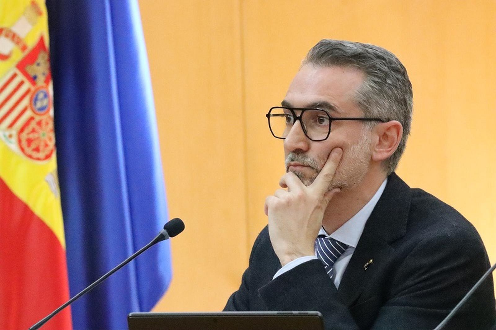 El portavoz del PSOE, Sebastián Guerrero, durante el pleno de este viernes. / FOTO REDUAN