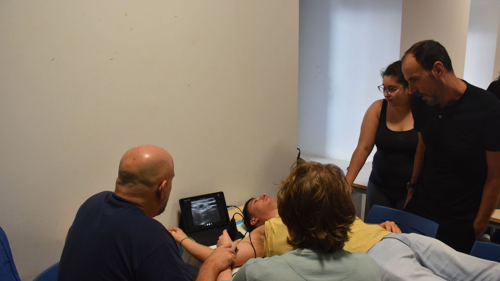 Alejandro Artero enseña a los estudiantes a usar el ecógrafo