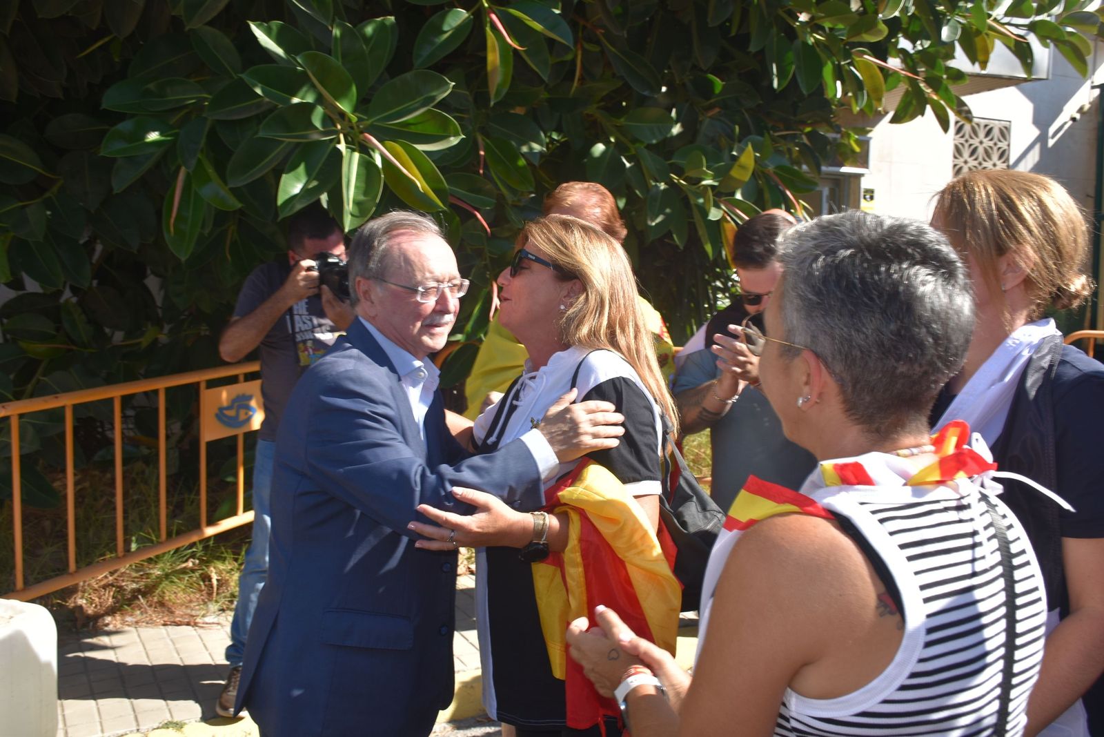 FOTOGALERÍA | Ceutíes reciben a Vivas a su regreso de Madrid