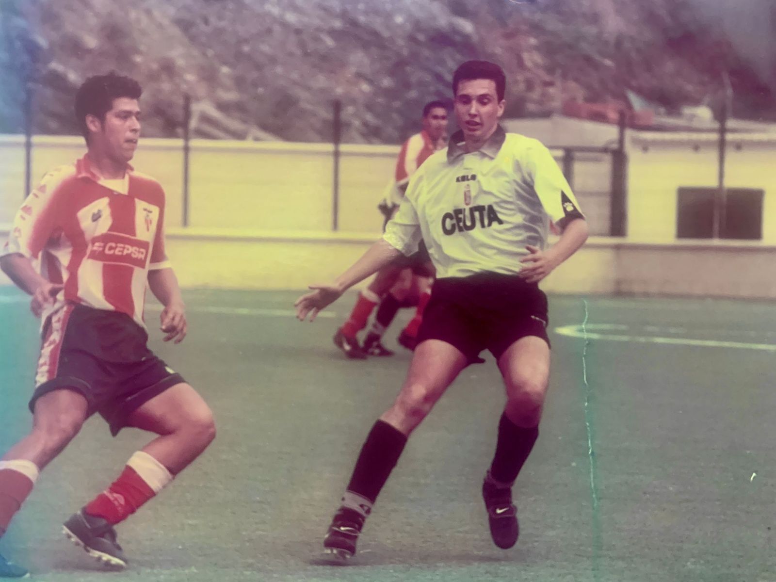 Pablo Dúo, durante un derbi contra el Algeciras, en Tercera División pese a ser todavía juvenil, en el Benoliel.
