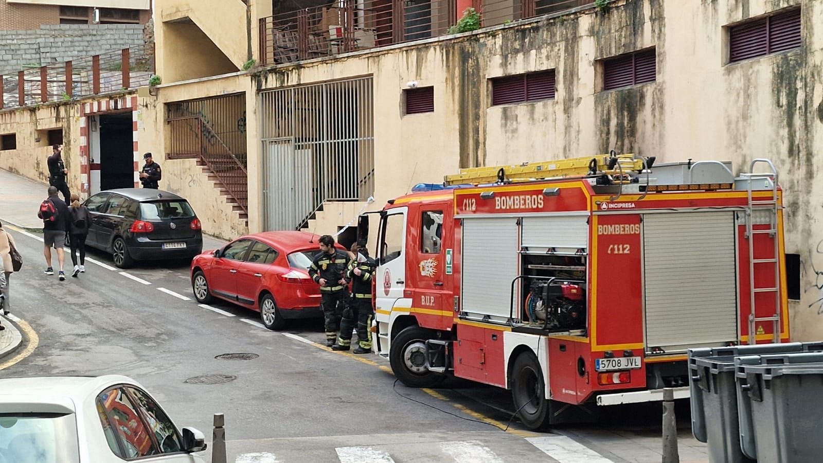 Los bomberos en la zona esta mañana.