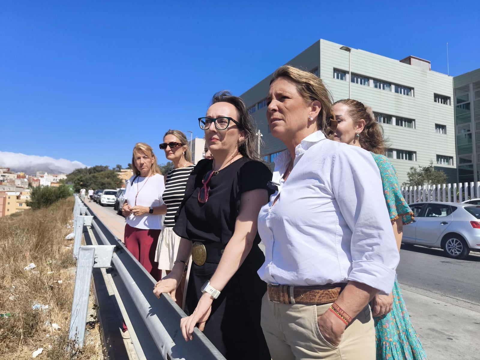 García Fúster, a la derecha, durante su visita al entorno del Hospital Universitario