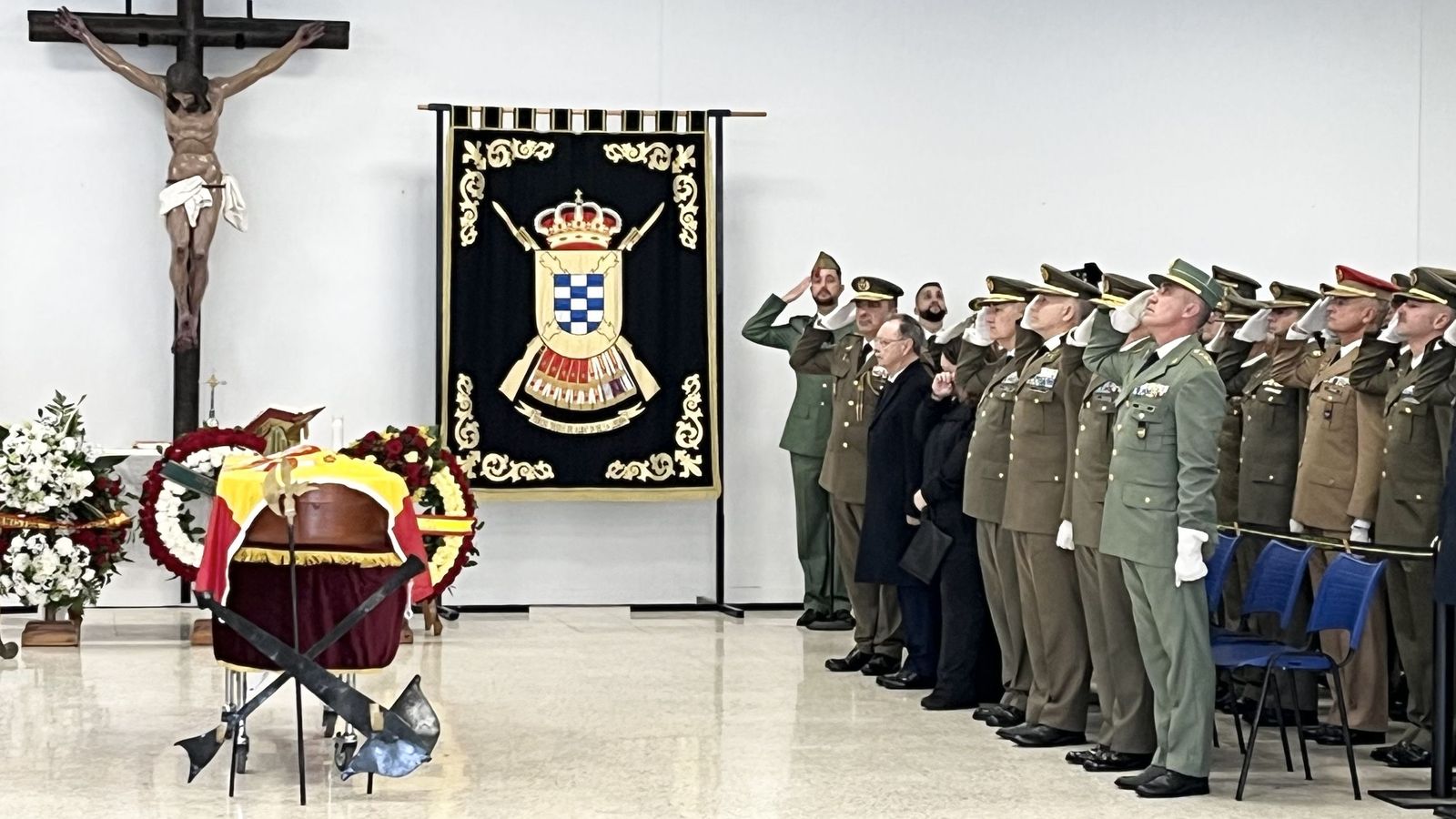 Las máximas autoridades civiles y militares de la ciudad se dieron cita para despedir al capitán Álvaro García Jiménez