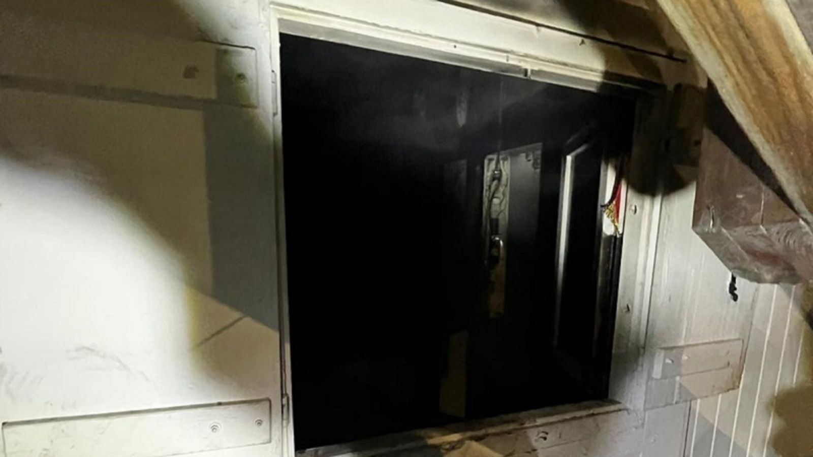 Imagen de la ventana por la que accedio el SEIS para extinguir las llamas