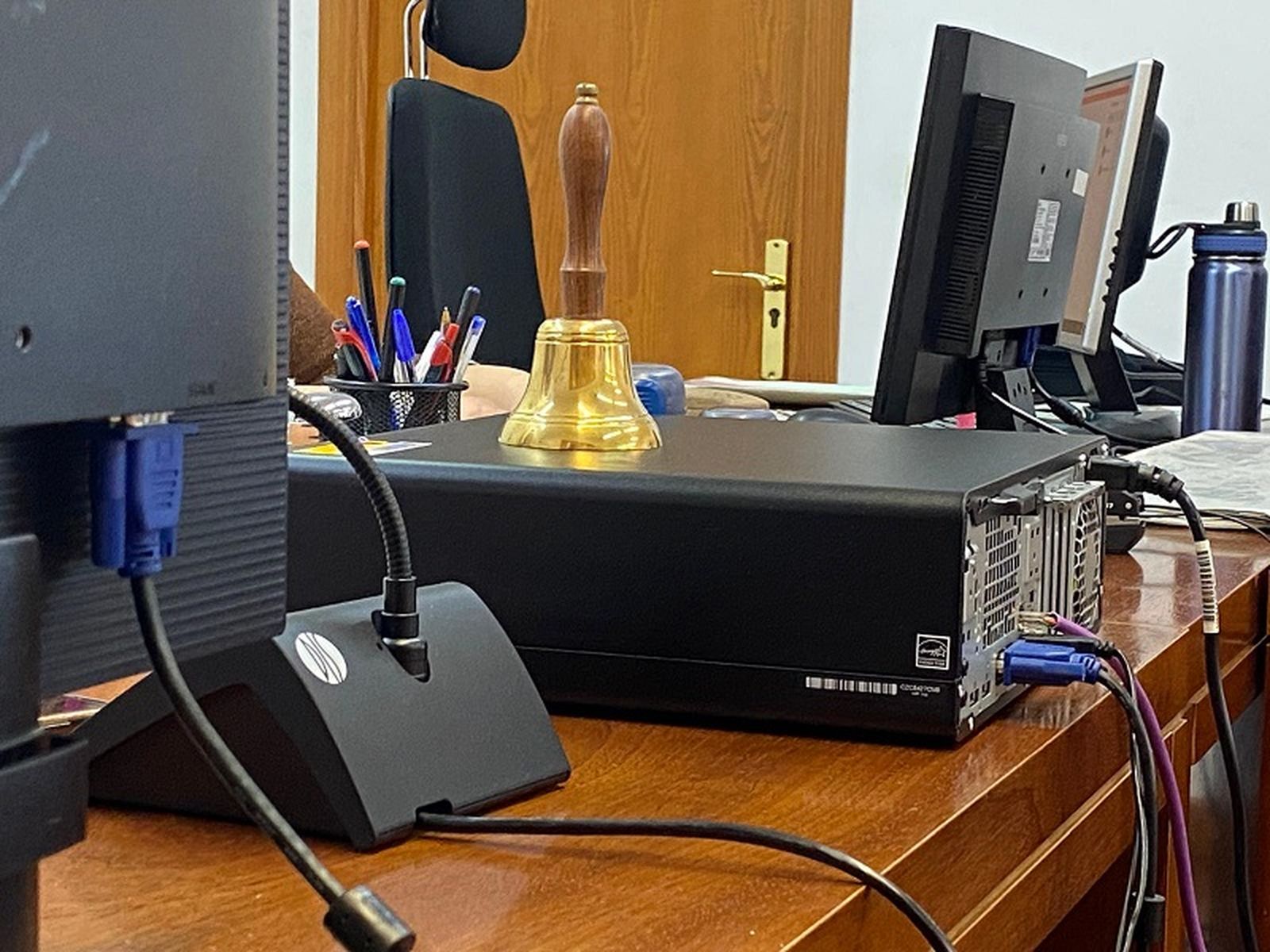 Campana de la sala de vistas del Juzgado de lo Penal de Ceuta. / FOTO S.C.