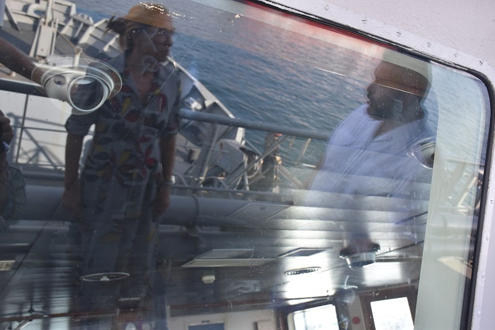 En las ventanas de la sala donde se controla el barco aparecen trazos que corresponden al código morse / FOTO G.S