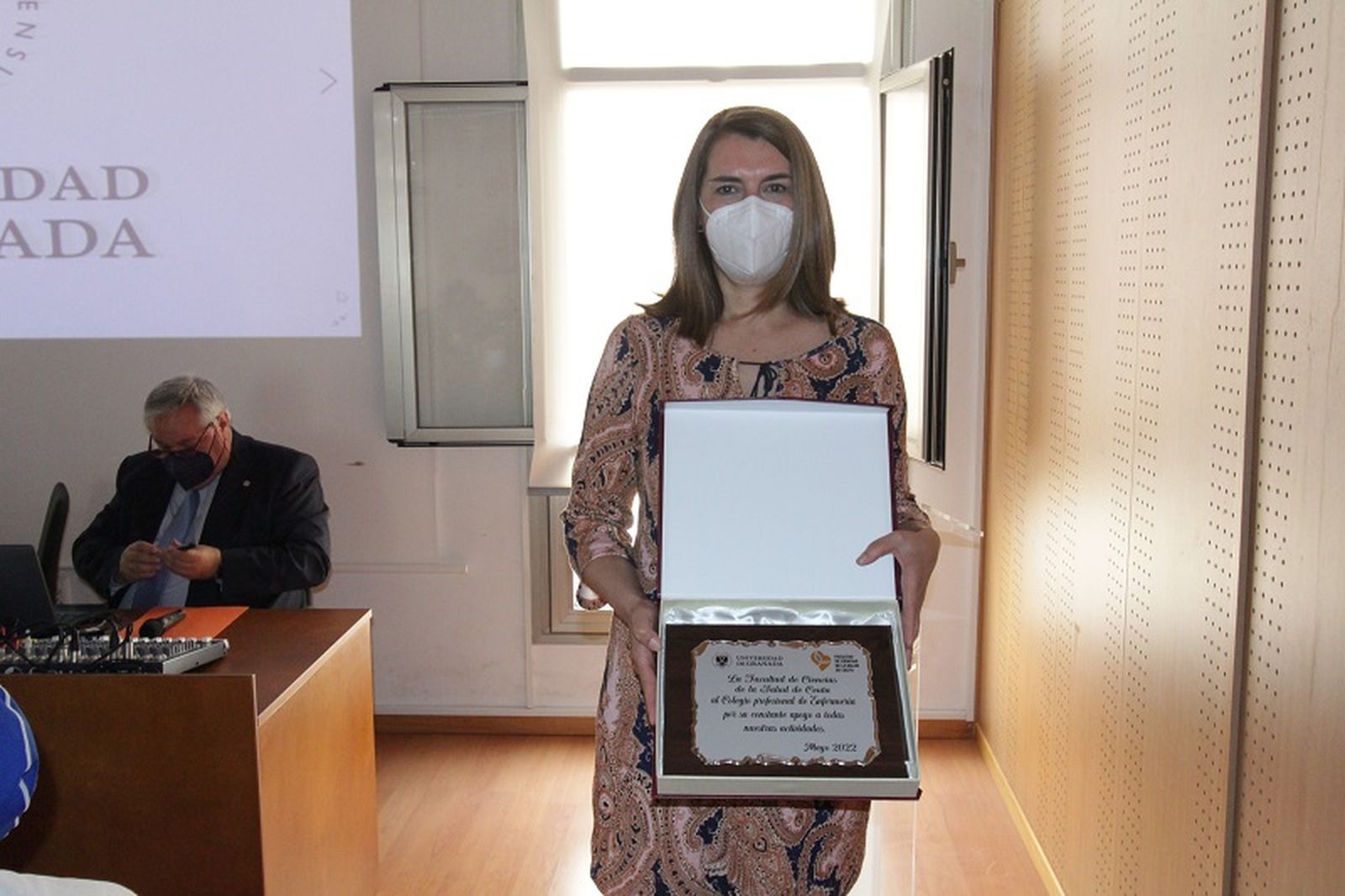 La vicepresidenta, Rosa Fuentes, recibió el reconocimiento otorgado a su gremio. / FOTO REDUAN