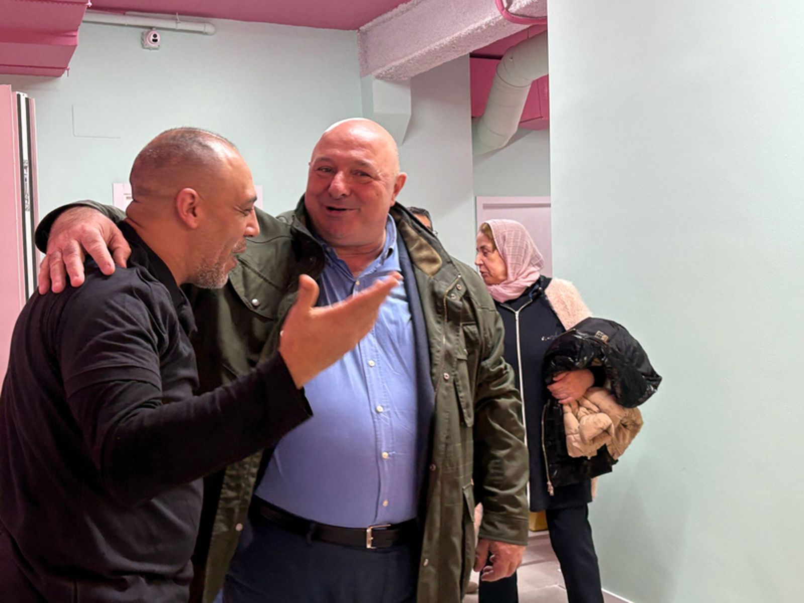 El consejero abraza al cocinero de la cafetería del 'Fantasy World'. / FOTO G.S.