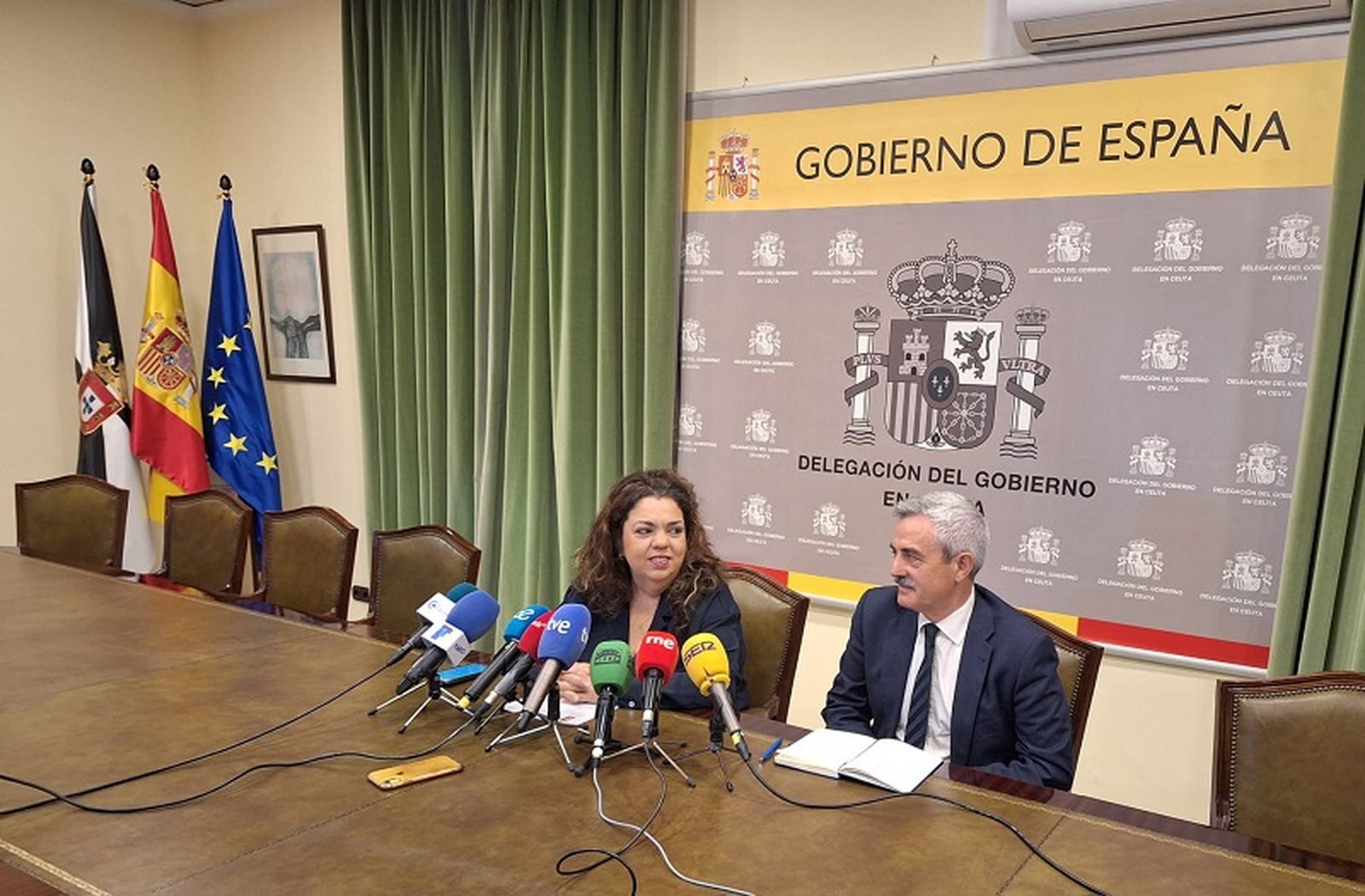 La delegada del Gobierno, Cristina Pérez junto al nuevo director provincial del SEPE, Francisco Gil, este lunes. / FOTO EL PUEBLO