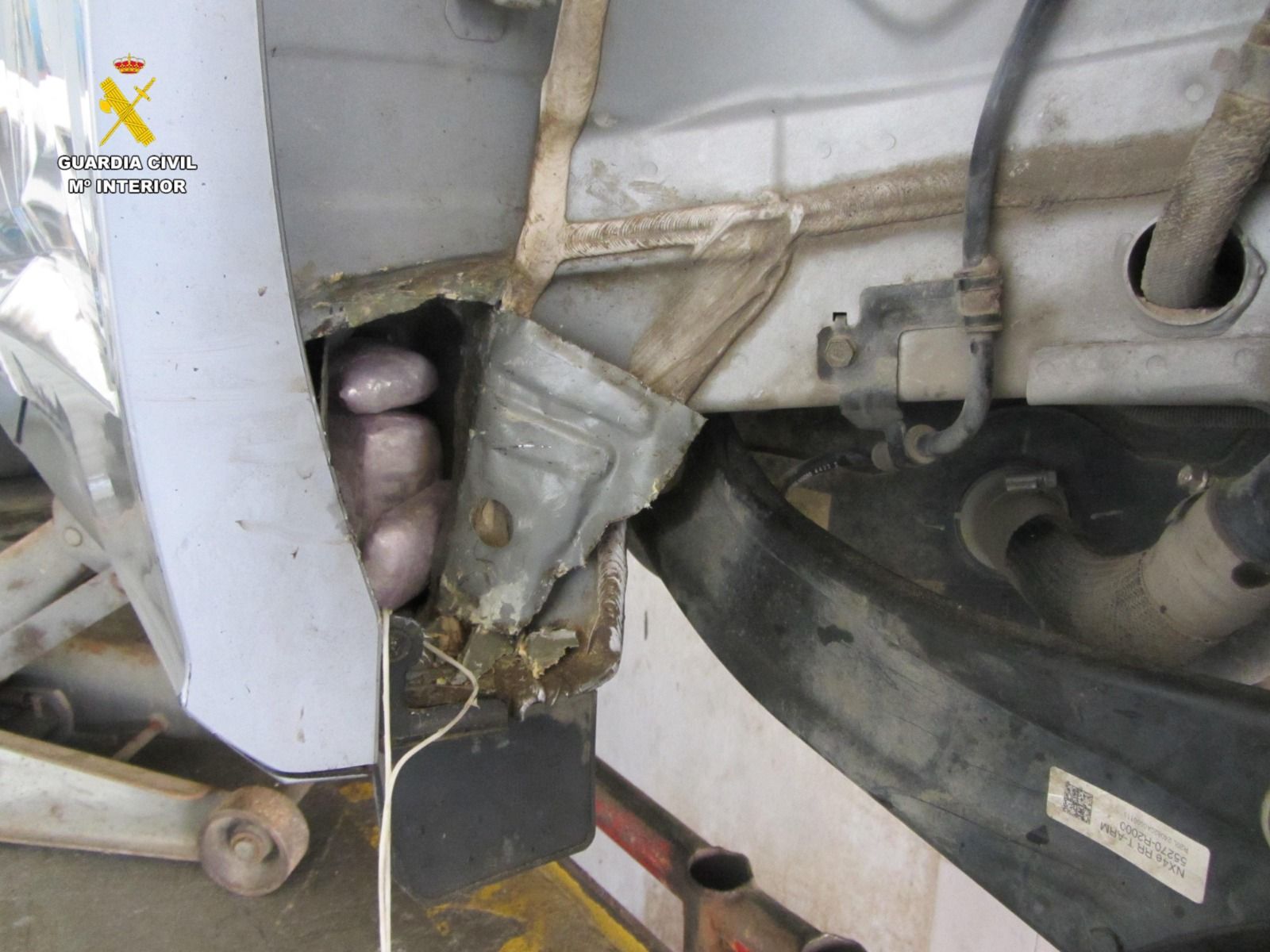 Interceptados casi 27 kilos de hachís ocultos en un doble fondo de un vehículo en Ceuta