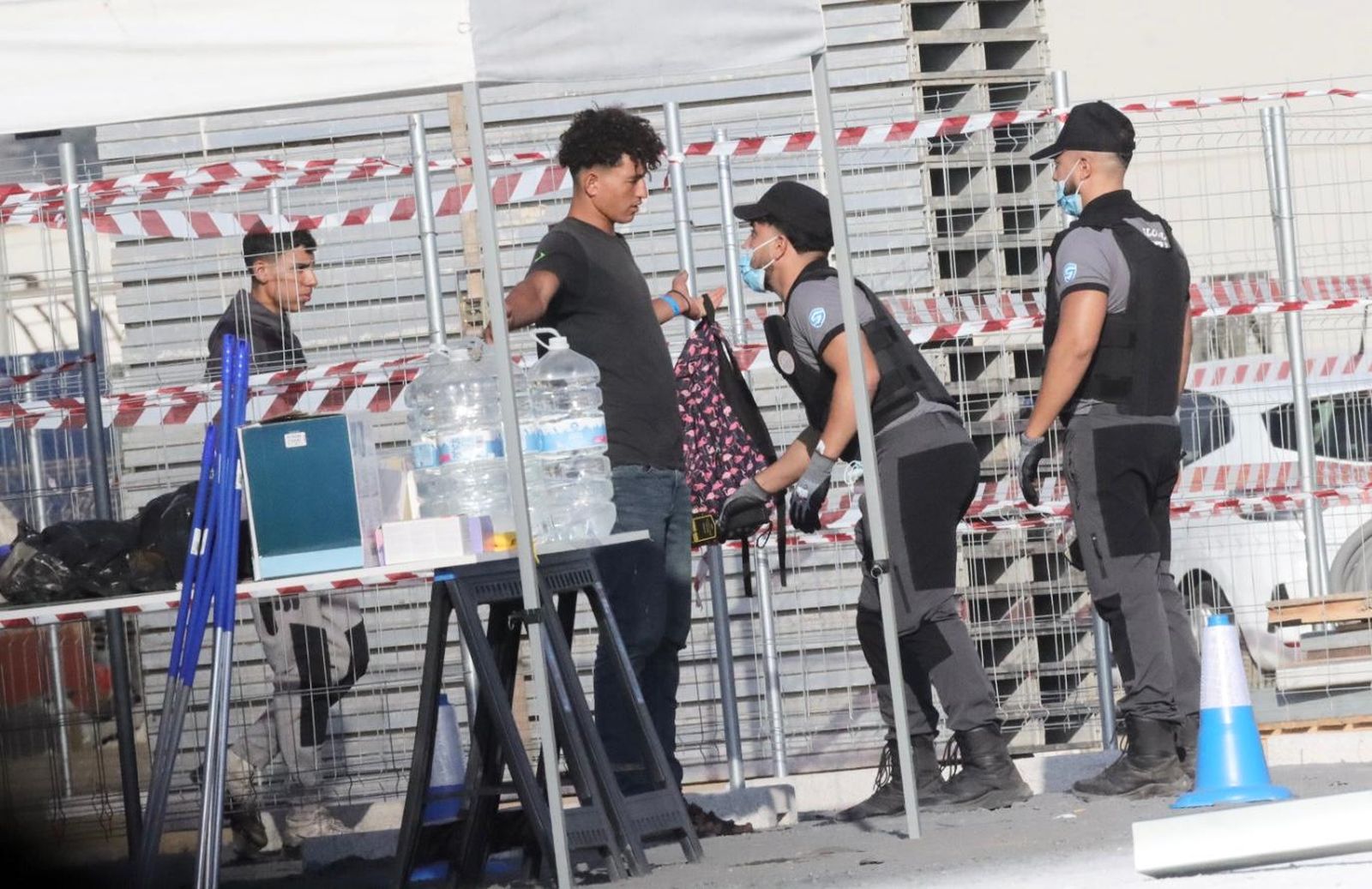Tenso traslado  de más de  3.000 migrantes de las playas de Ceuta a un nuevo centro temporal