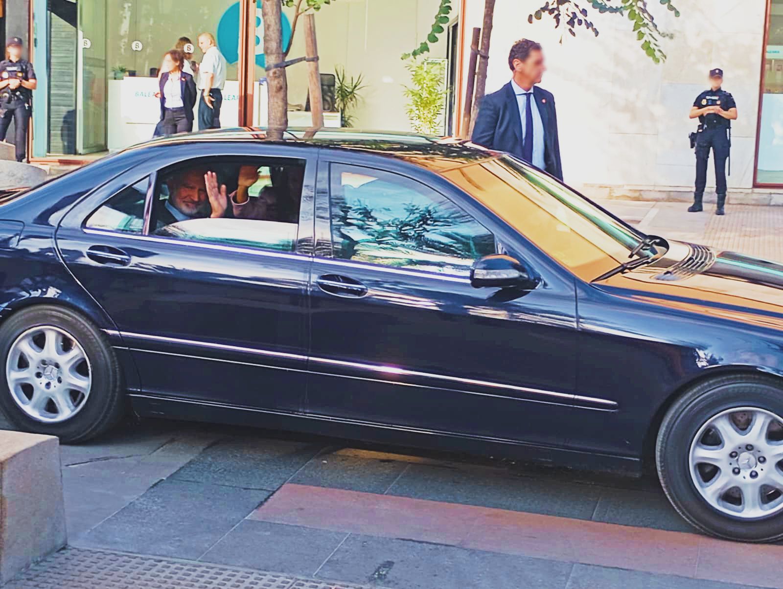 Felipe VI saluda desde el vehículo tras abandonar el Parador