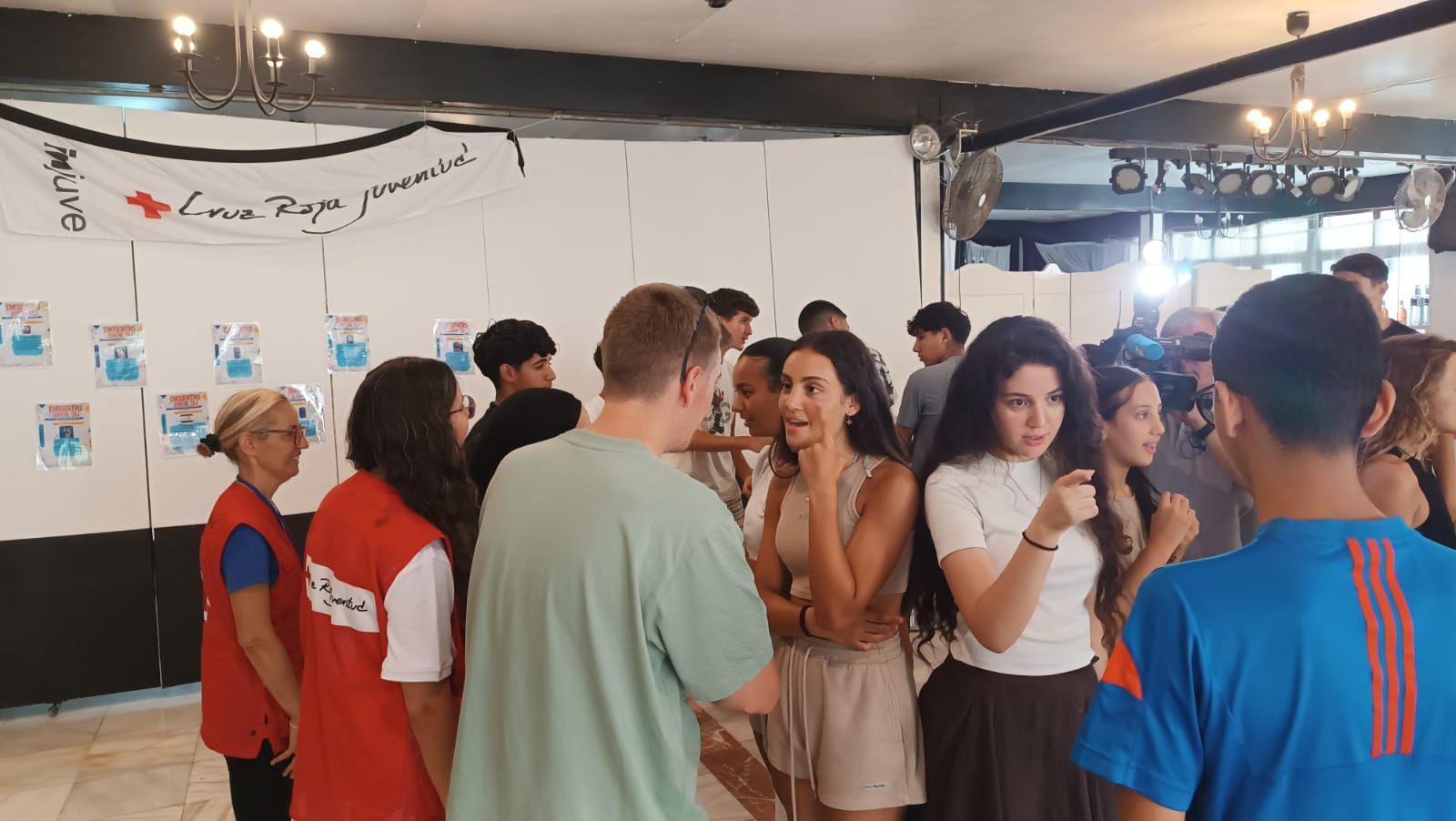 Jóvenes interactuando en la jornada organizada por la Cruz Roja Juventud