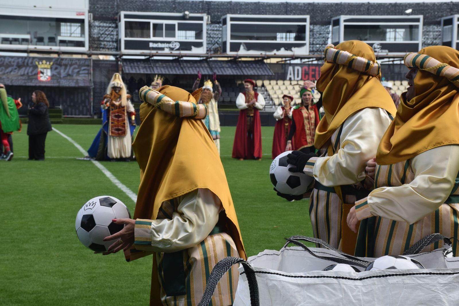 Los Reyes Magos aterrizan en el Alfonso Murube horas antes de la cabalgata