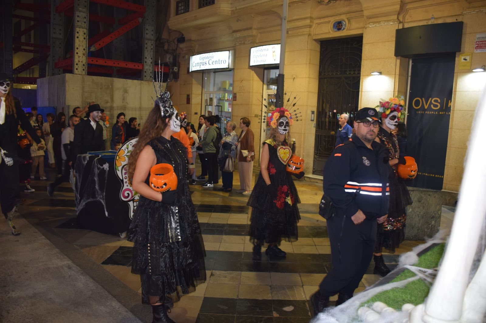 Ceuta se llena de huesos y risas en un Halloween de miedo Ceuta se llena de huesos y risas en un Halloween de risas