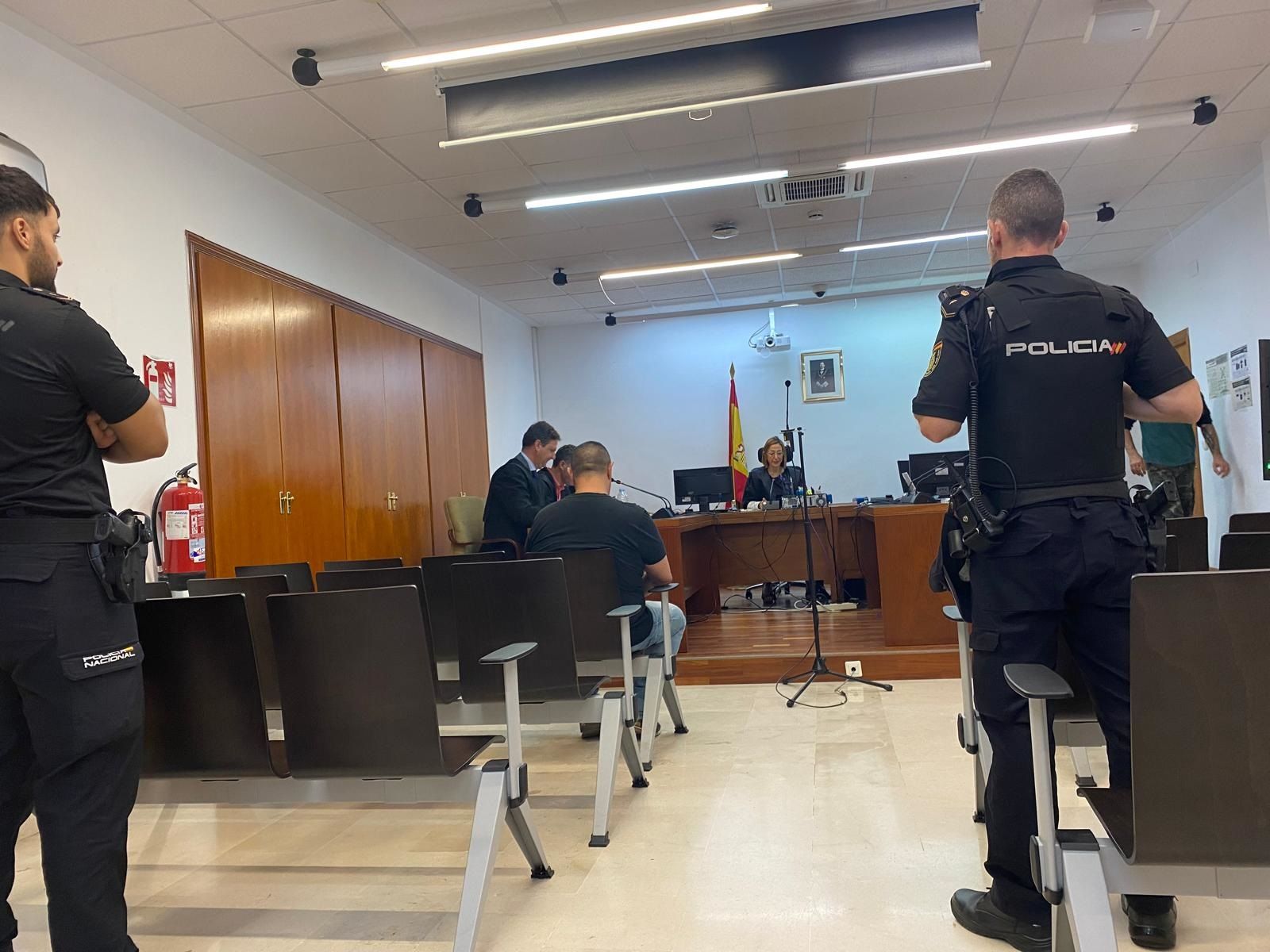 El varón que cumple prisión provisional en Ceuta, sentado en el banquillo.